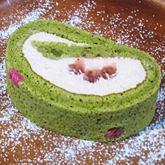 抹茶と桜のロールケーキ
